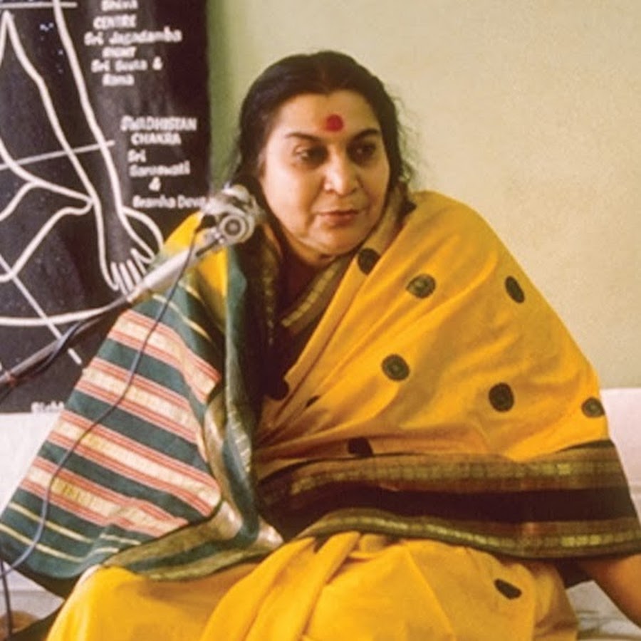 Shri Mataji Nirmala Devi tersenyum penuh kasih